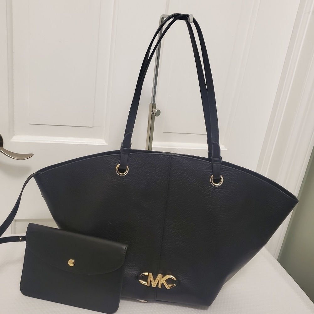 Michael Kors Izzy Black Pebble Grain Leather Tote, Classic, Stylish, Sleek